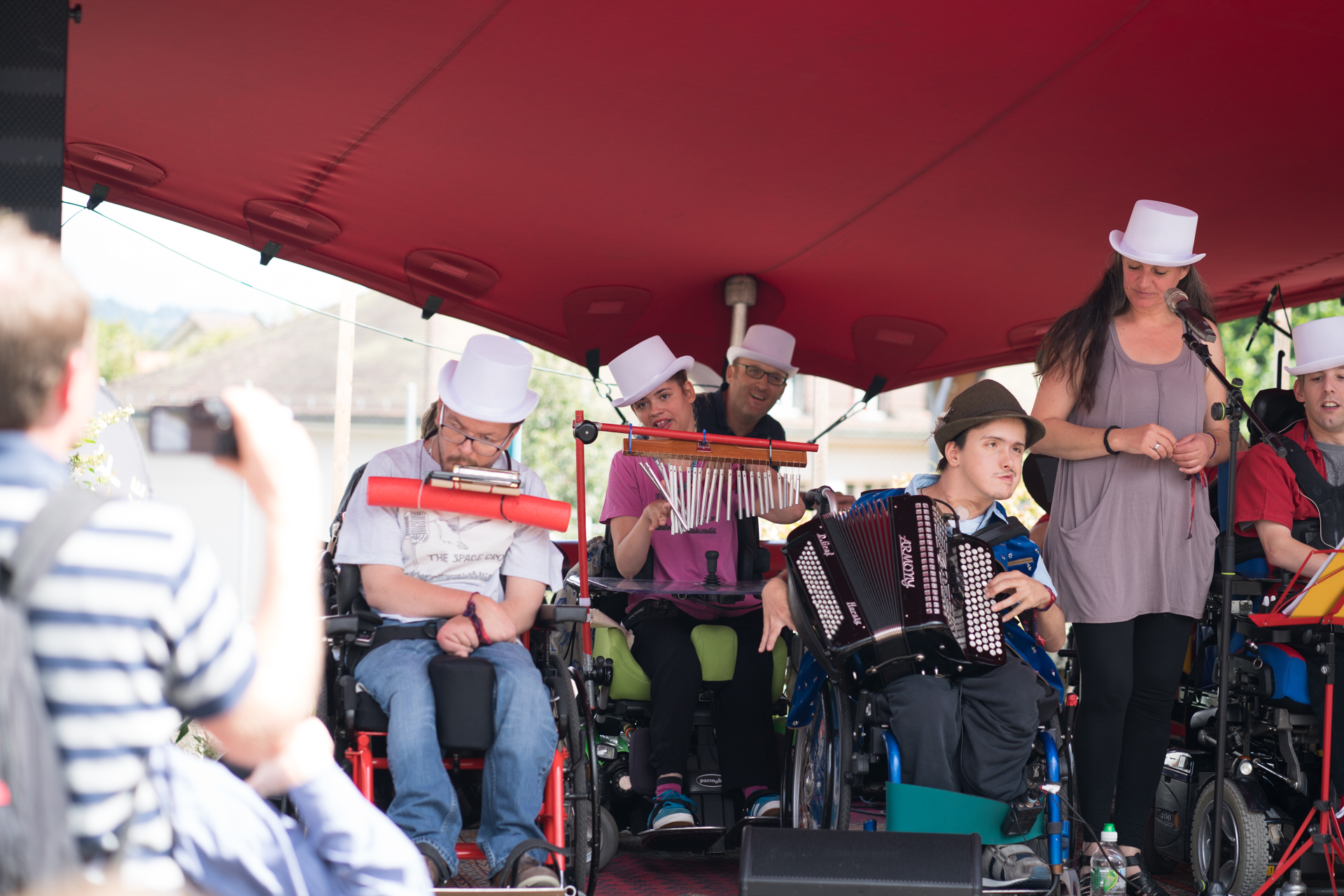 Seit zehn Jahren treten am inklusiven Festival Säbeli Bum Musikerinnen und Musiker mit und ohne Behinderungen auf, wie etwa Spacegroup im August 2017. © zVg. Heitere Fahne